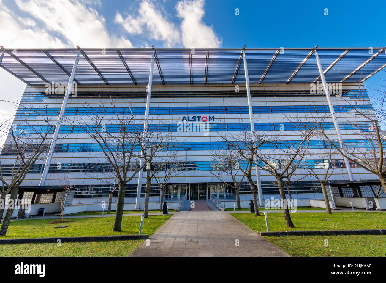 Vista esterna della sede di Alstom, una multinazionale francese specializzata principalmente nel trasporto ferroviario (treno, tram e metropolitana) Foto Stock