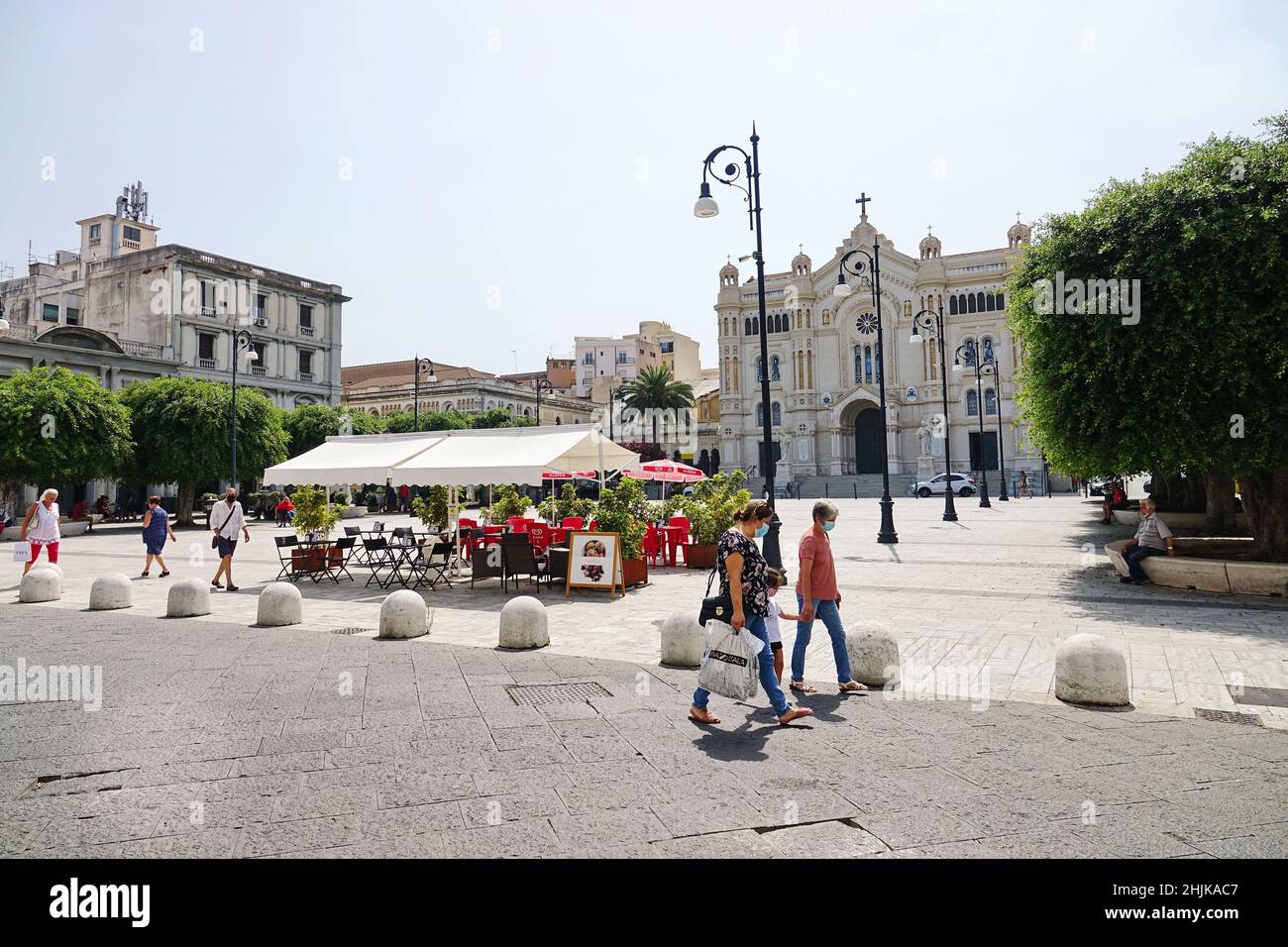 Persone che camminano nella piazza di fronte alla cattedrale. Reggio Calabria, Italia - Luglio 2022 Foto Stock