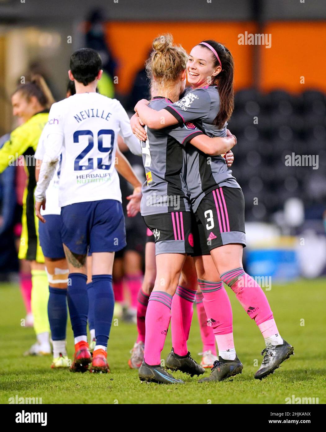 Sam Tierney (a destra) di Leicester City festeggia con il compagno di squadra Esmee de Graaf alla fine della quarta partita di Vitality Women's fa Cup presso l'Hive, Londra. Data foto: Domenica 30 gennaio 2022. Foto Stock