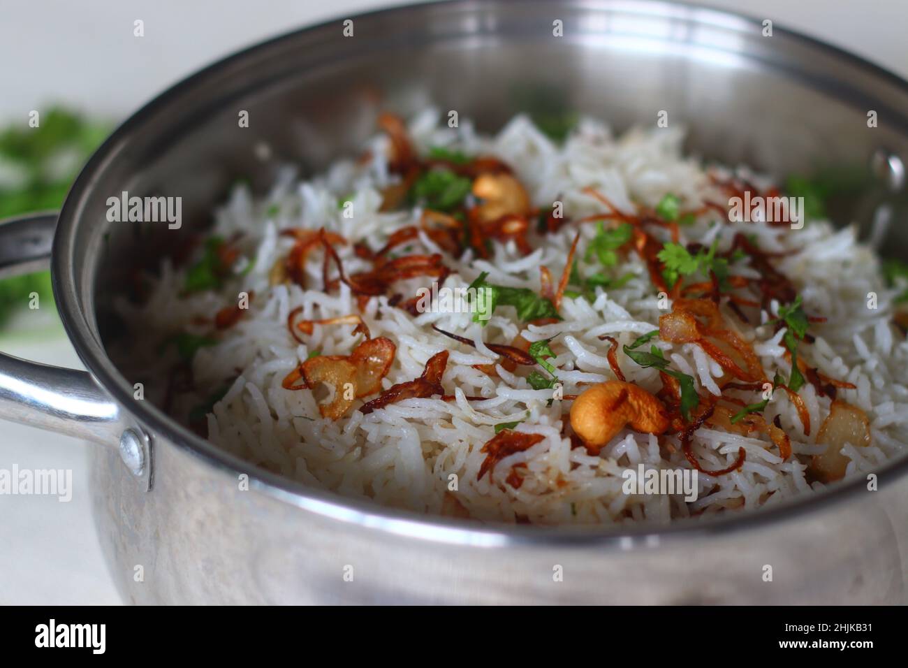 Formaggio caserma Biryani o Paneer Biryani all'interno del Biryani pot. Riso basmati al vapore e speziato con sugo di formaggio casereccio cremoso preparato con cotag Foto Stock