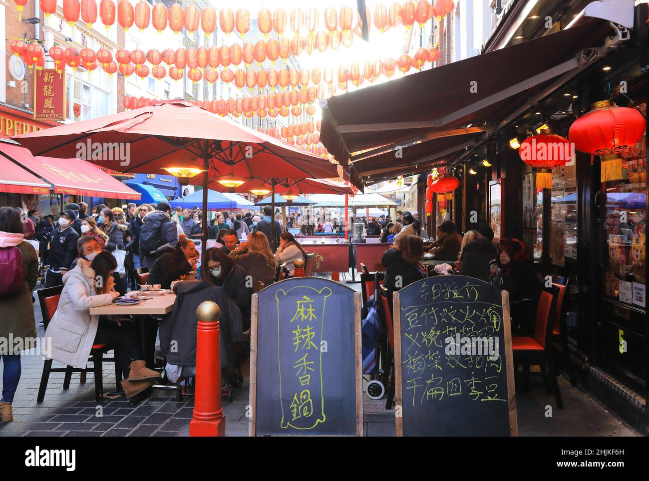 Londra, Regno Unito, gennaio 30th 2022. Nonostante la consueta sfilata sia stata cancellata di nuovo a causa delle preoccupazioni di Covid, la gente si è bloccata a China Town a Soho per mangiare, fare shopping e rilassarsi al sole d'inverno la domenica prima del Capodanno cinese, che sarà il 1st febbraio. Credit: MonicaWells/Alamy Live News Foto Stock