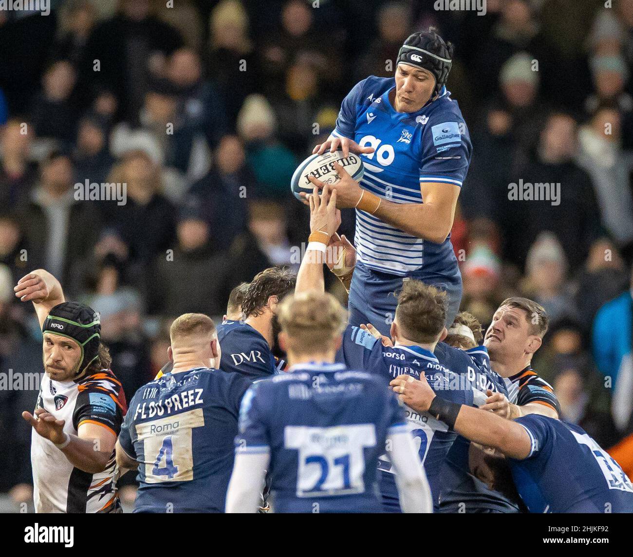 Vendita, Regno Unito. 30th gennaio 2022: AJ Bell Stadium, sale, Inghilterra; Gallagher Premiership rugby, sale versus Leicester Tigers: JP Du Preez di sale squali sale per clainm la palla credito: Action Plus Sports Images/Alamy Live News Foto Stock