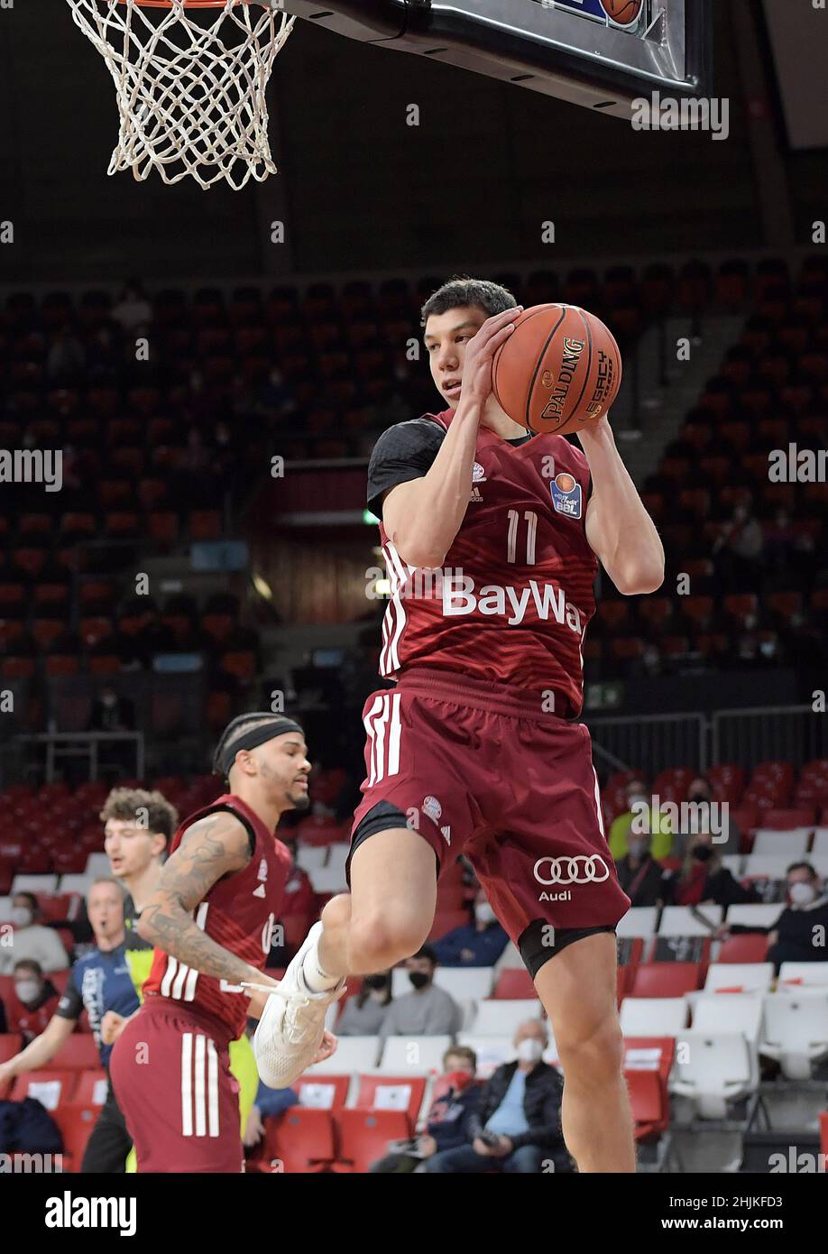 Muenchen, Deutschland (DE), 30 gennaio 2022. Nella foto da sinistra a destra, Vladimir Lucic (FC Bayern Basketball) alla BBL Bundesliga, FC Bayern Muenchen Basketball - medi Bayreuth. Credit: Eduard Martin/Alamy Live News Foto Stock