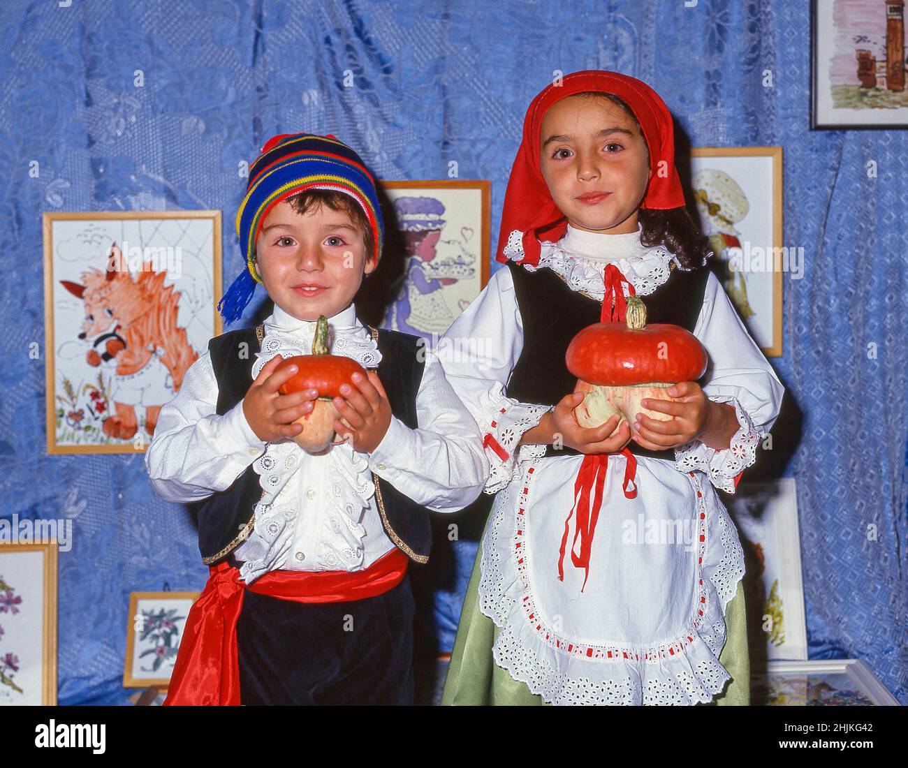 Traditional folklore costume immagini e fotografie stock ad alta  risoluzione - Alamy