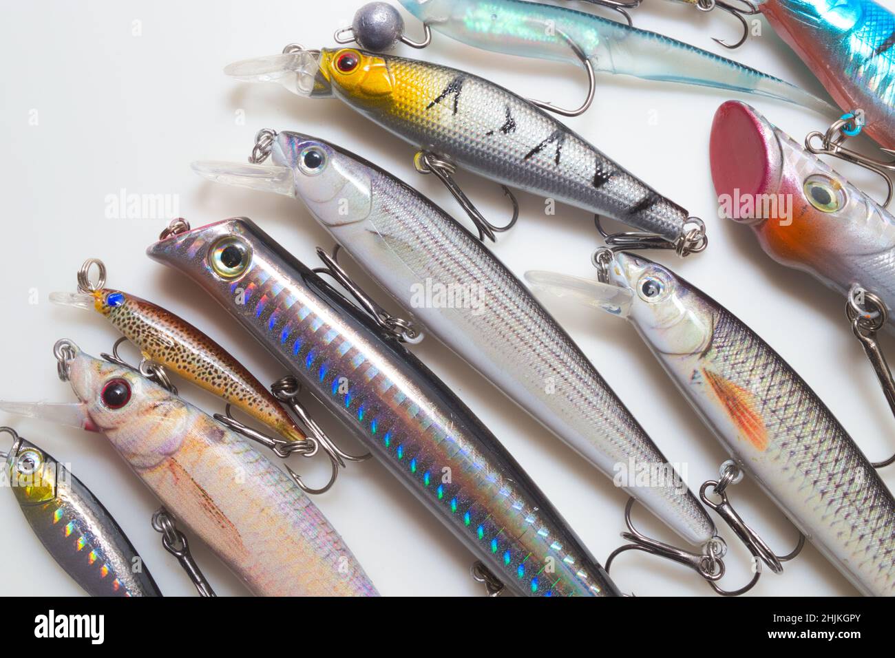Pesca Lures con ganci su sfondo bianco Foto Stock