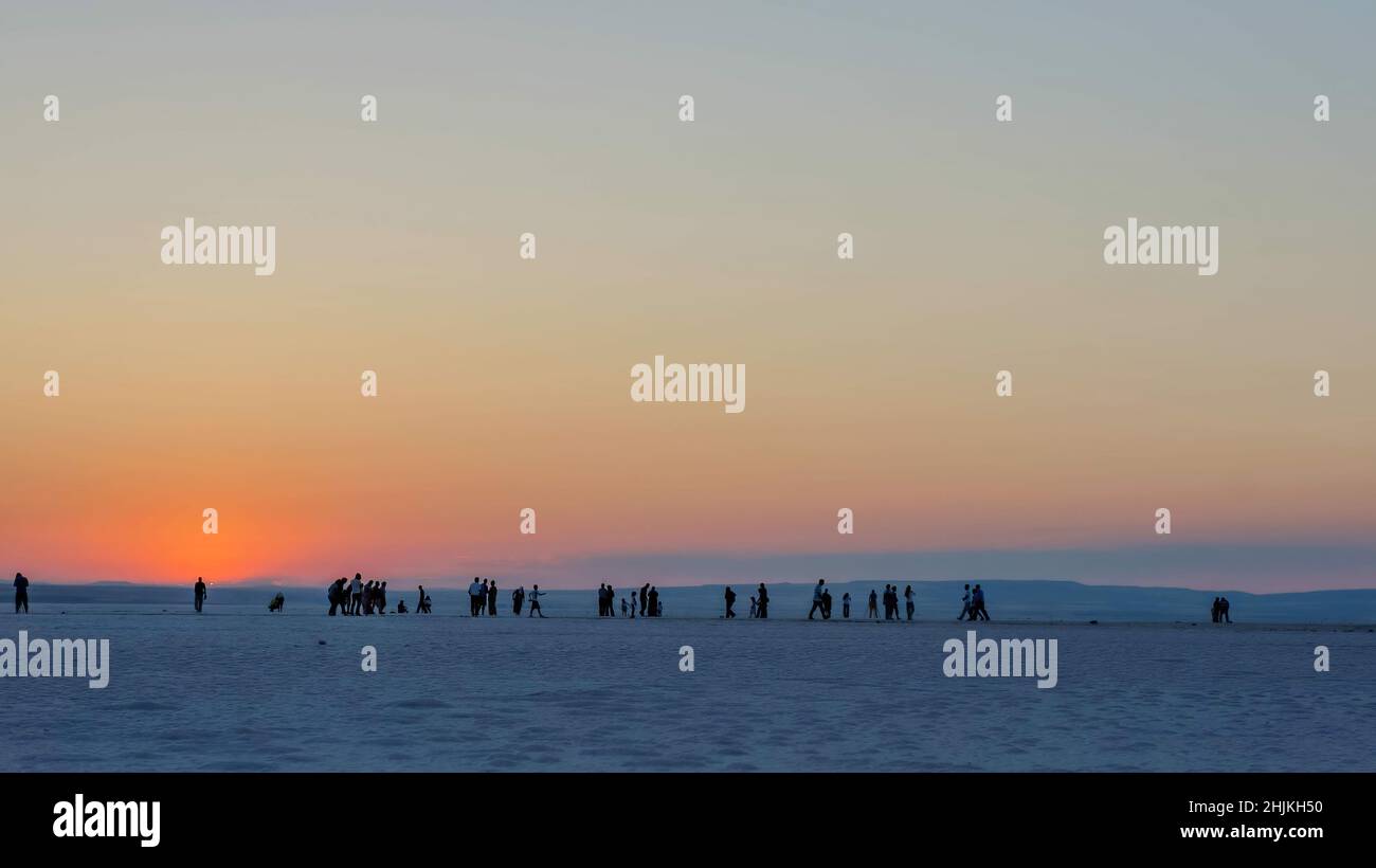 Ankara, Turchia - Agosto 2013: Silhouette di una donna non identificata che guarda il tramonto al Salt Lake Tuz Golu ad Ankara, Turchia Foto Stock
