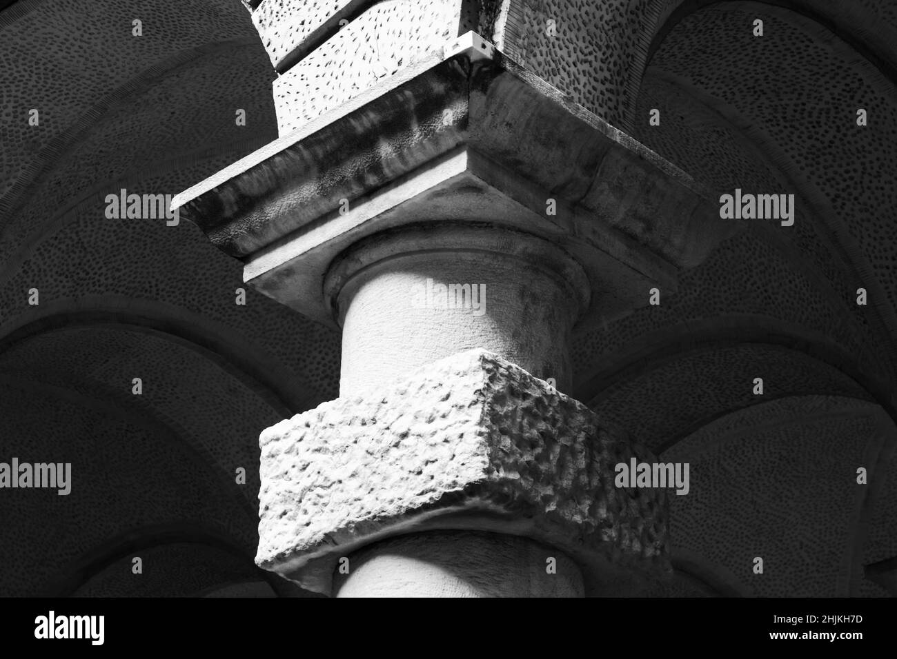 Dettagli del montante in pietra. Vecchio esempio di architettura classica. San Pietroburgo, Russia. Foto architettonica in bianco e nero Foto Stock