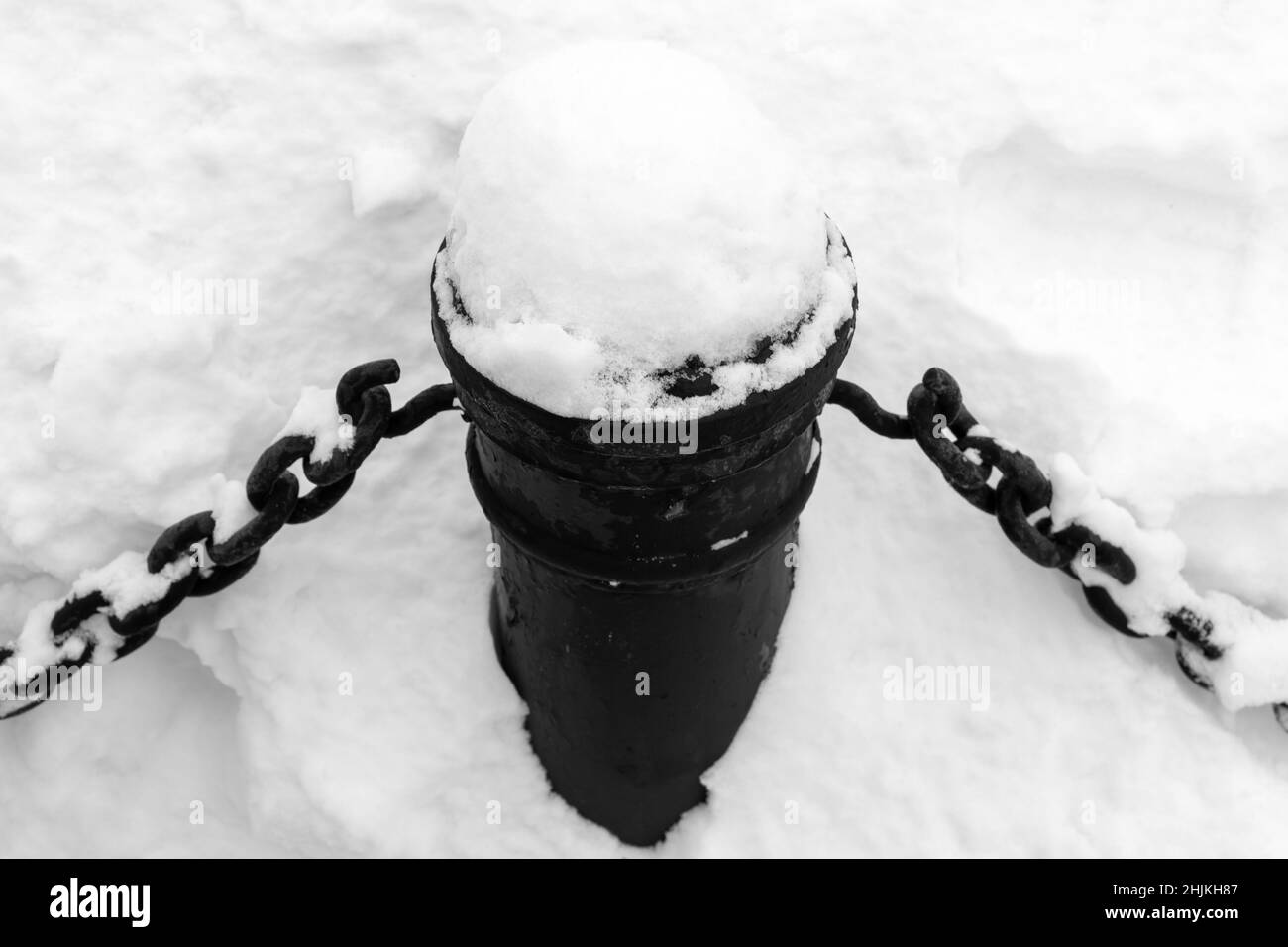 La colonna di recinzione in ferro nero con catene è coperta di neve. Inverno a San Pietroburgo, Russia Foto Stock
