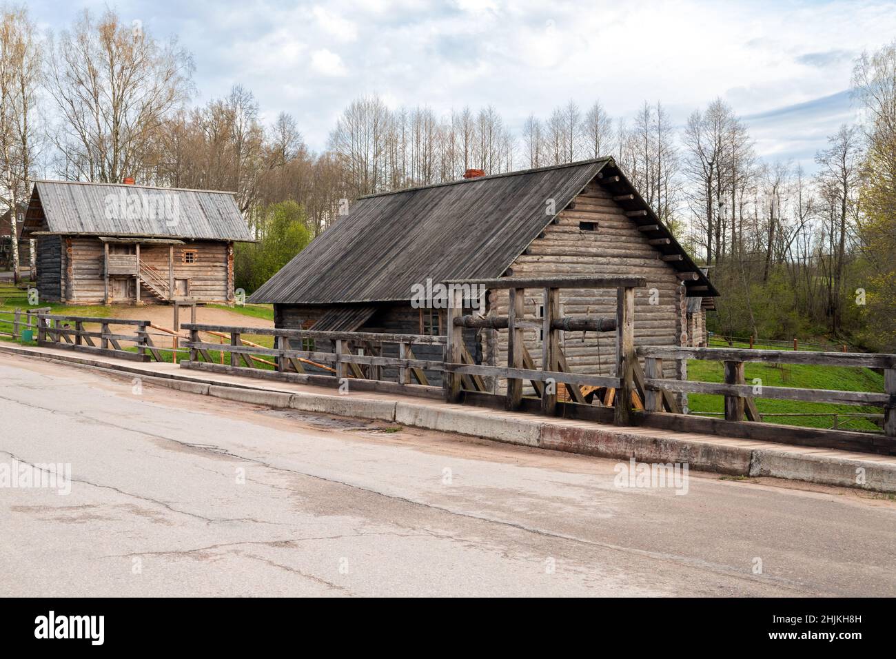 Architettura rurale russa, case di legno sono lungo la strada di campagna Foto Stock