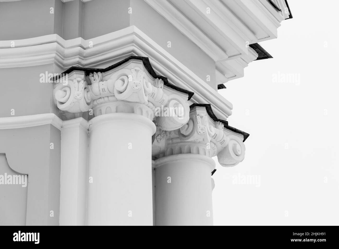 Angolo con colonne bianche di portico classico. Vecchio esempio di architettura classica. San Pietroburgo, Russia. Foto di architettura in bianco e nero Foto Stock