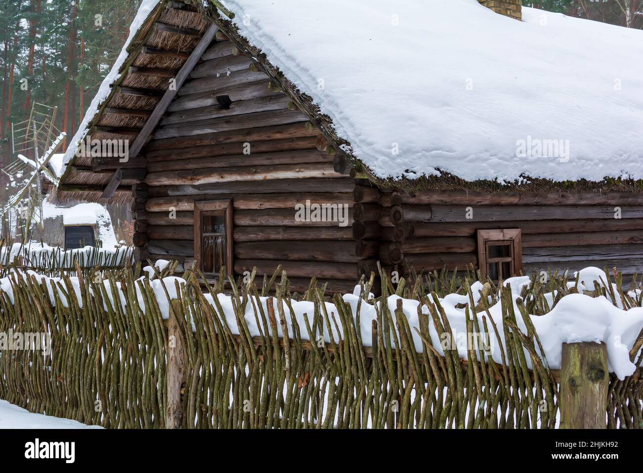 Vecchia casa di legno coperta di neve Foto Stock