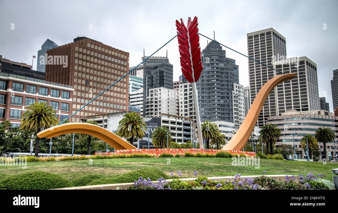 San Francisco, CA, USA - 3 agosto 2014: Embarcadero Waterfront, San Francisco. Un arco gigante e una scultura a forma di freccia accenti il parco sul lungomare, con il Foto Stock
