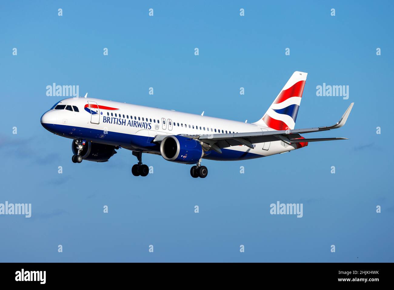 British Airways Airbus A320-251N (Reg.: G-TTNN) in arrivo per l'atterraggio in tarda serata. Foto Stock