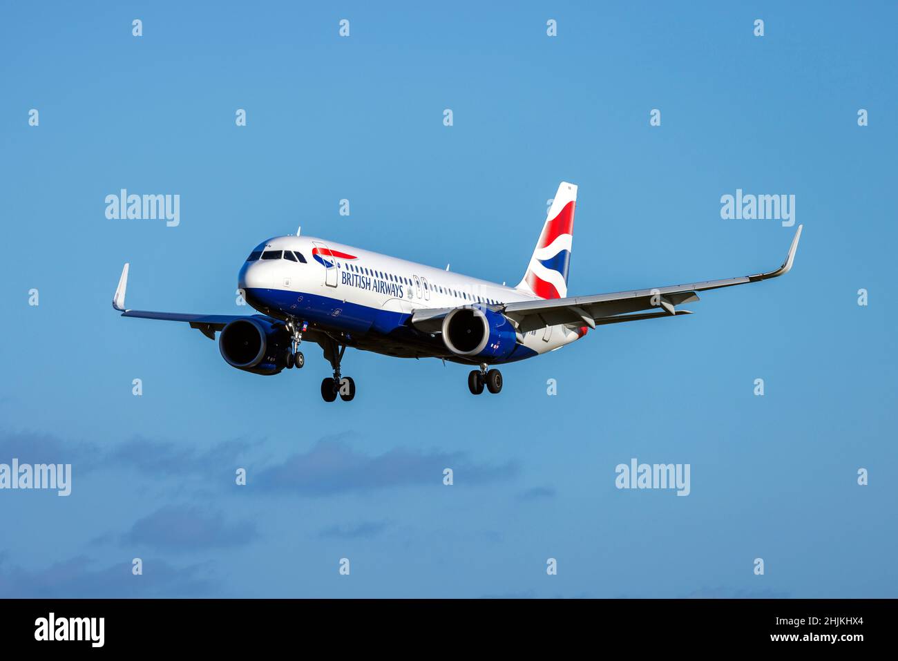 British Airways Airbus A320-251N (Reg.: G-TTNN) in arrivo per l'atterraggio in tarda serata. Foto Stock