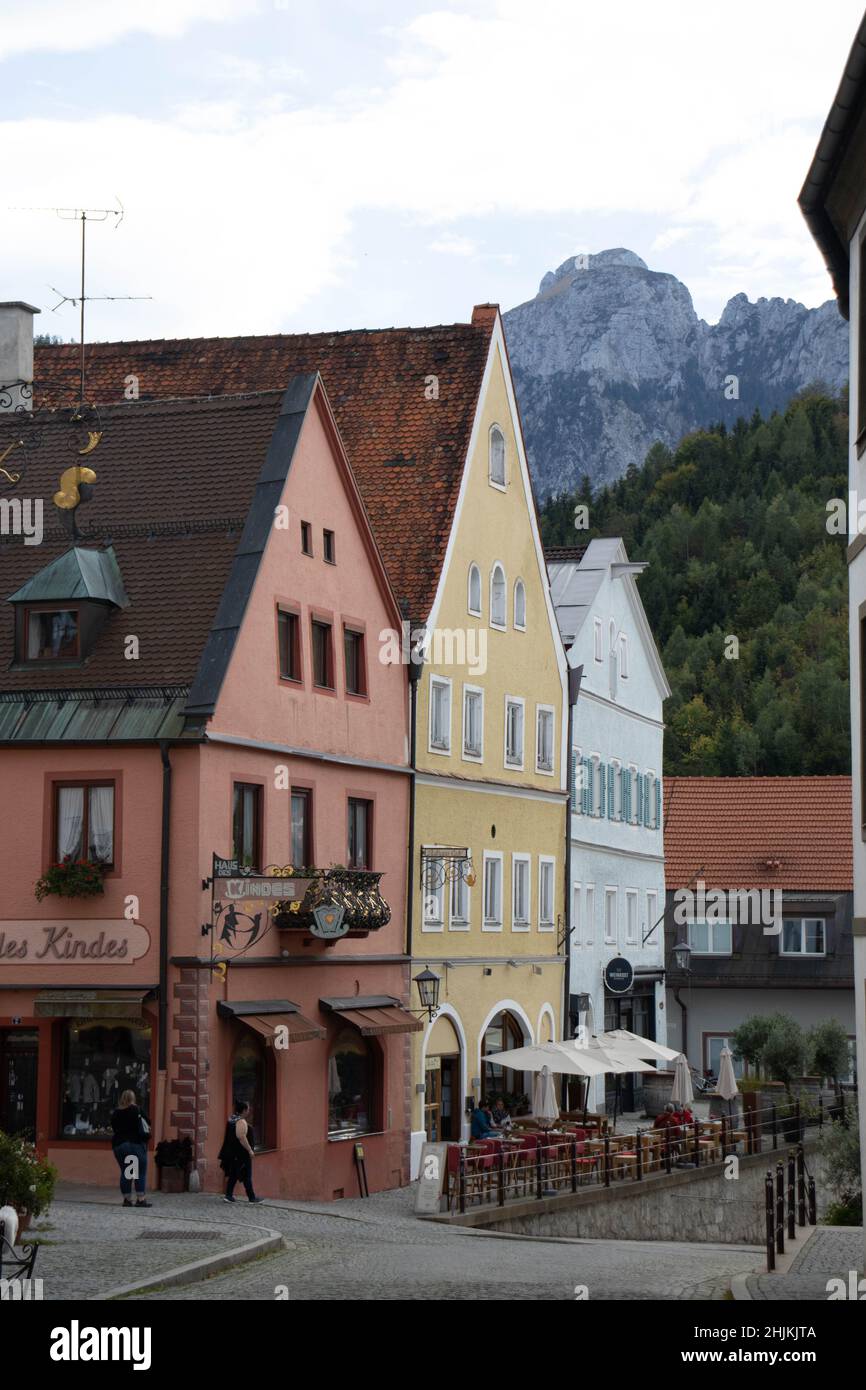 Farbenfroh angemalte Häuser der Altstadt von Füssen, dahinter fließt der Lech. Foto Stock