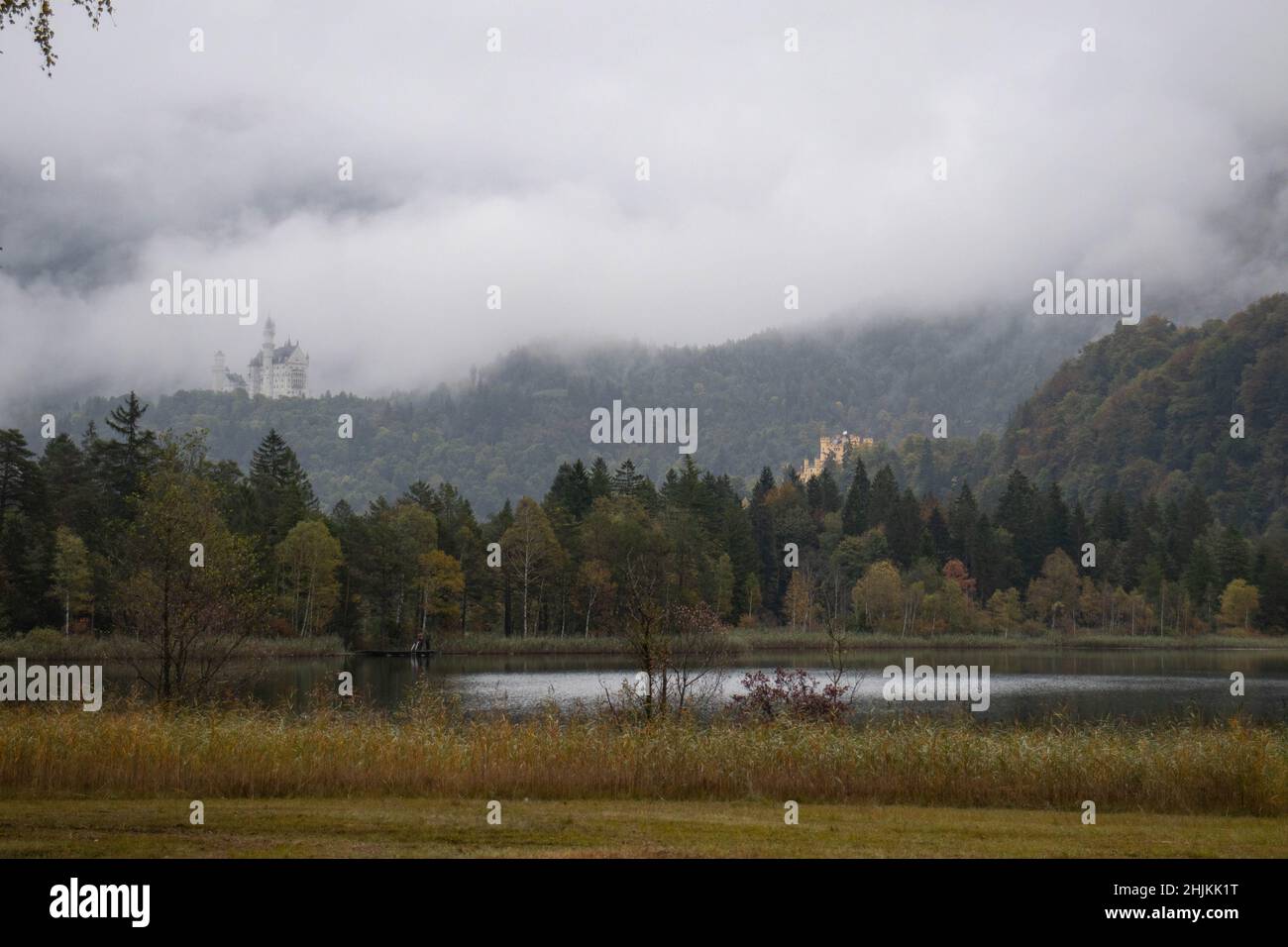 Schloß Neuschwanstein ragt stolz aus den Woklen empor, wahrhaftig romantisch und majestetisch Foto Stock