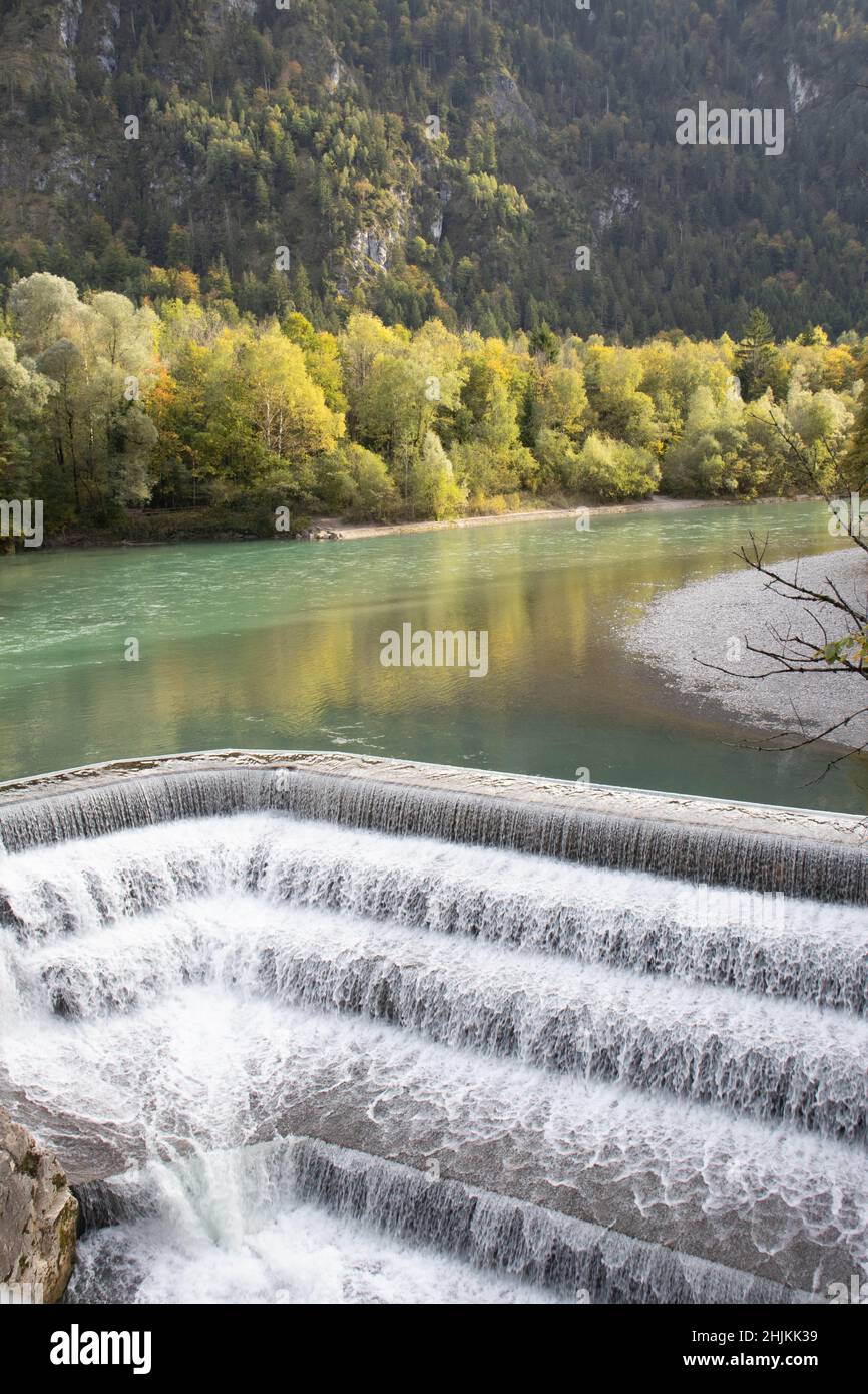 In wenigen Stifen fleißt das Wasser der Lech an diesem Wasserfall in die Schlucht Foto Stock