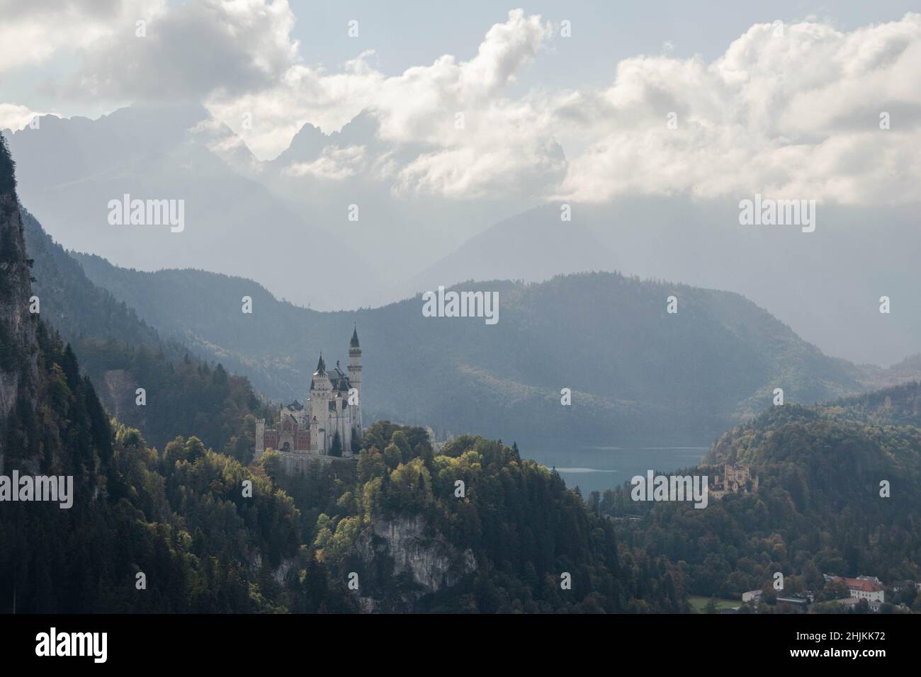 Das malerische Märchenschloß im Ost-Allgäu bei Füssen im Bergpanorama, aufgenommen aus der Tegelbergbahn Foto Stock