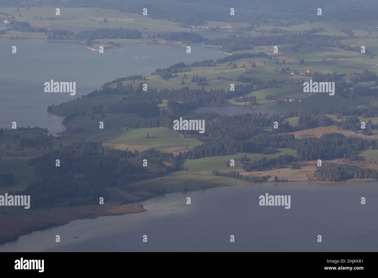 Schwangau und die seen werden von der Sonne beschienen während der Betrachter sich fast in einer Wolke befindet Foto Stock
