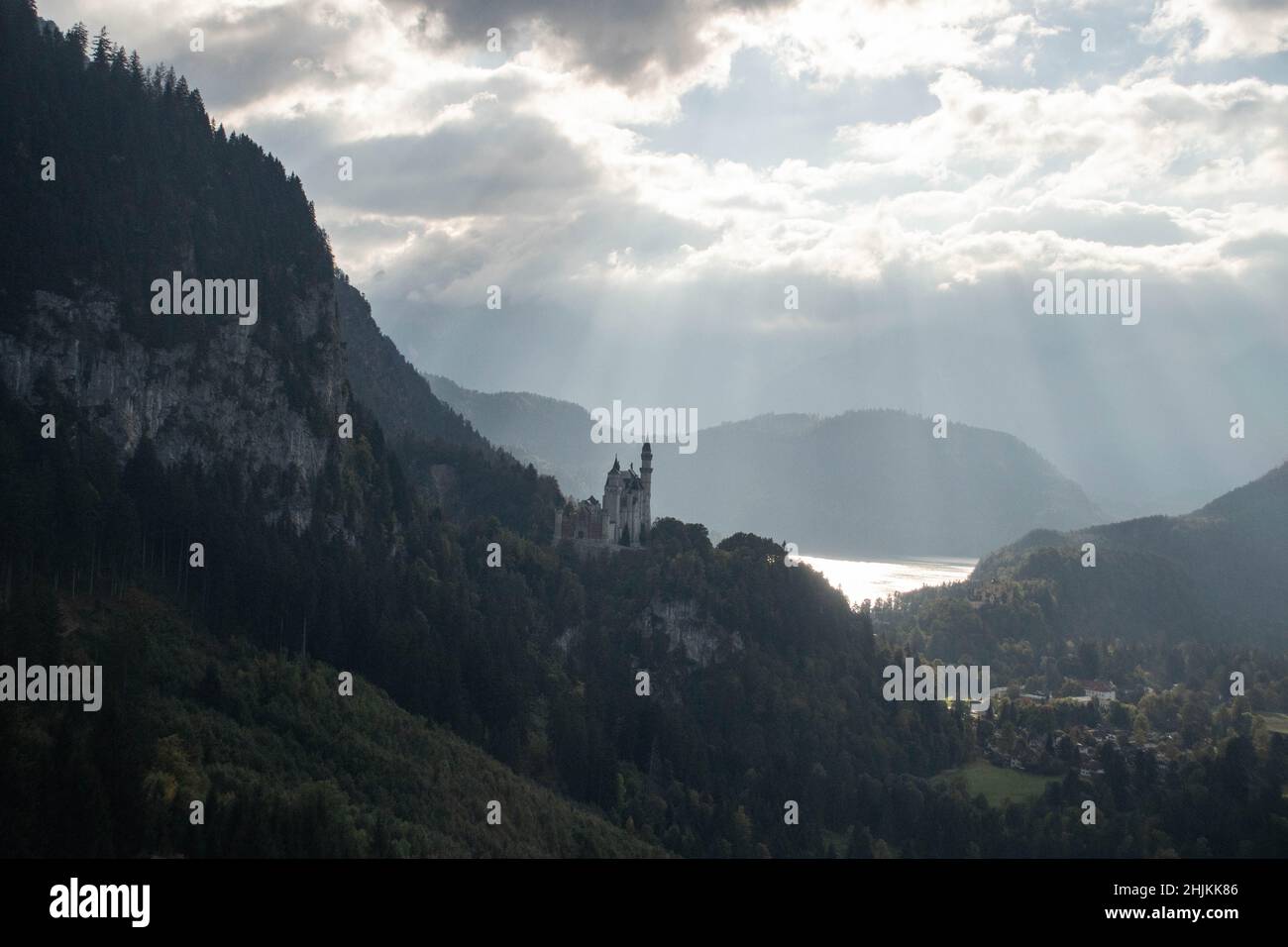 Das malerische Märchenschloß im Ost-Allgäu bei Füssen im Bergpanorama, aufgenommen aus der Tegelbergbahn Foto Stock