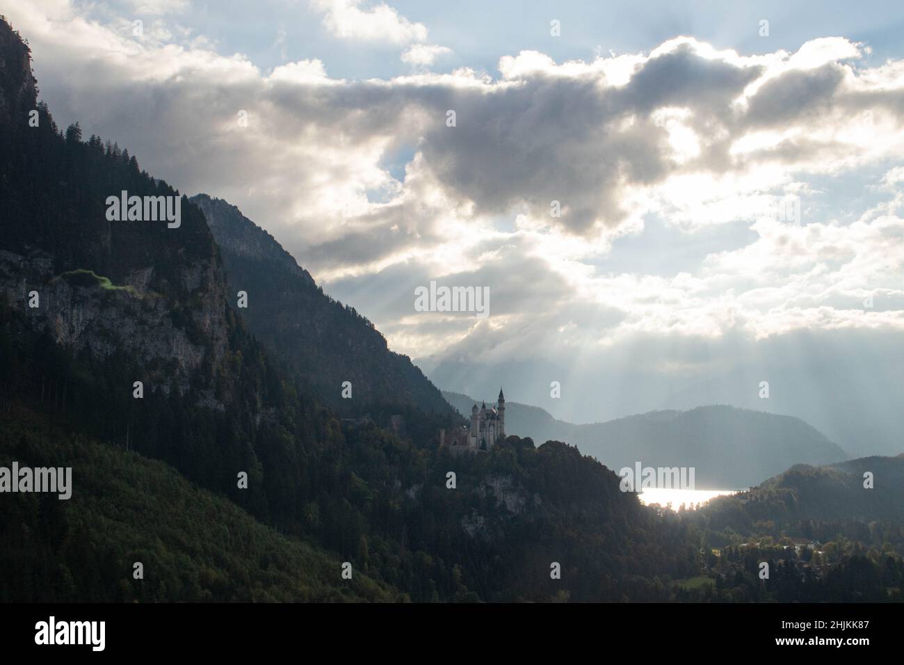 Das malerische Märchenschloß im Ost-Allgäu bei Füssen im Bergpanorama, aufgenommen aus der Tegelbergbahn Foto Stock