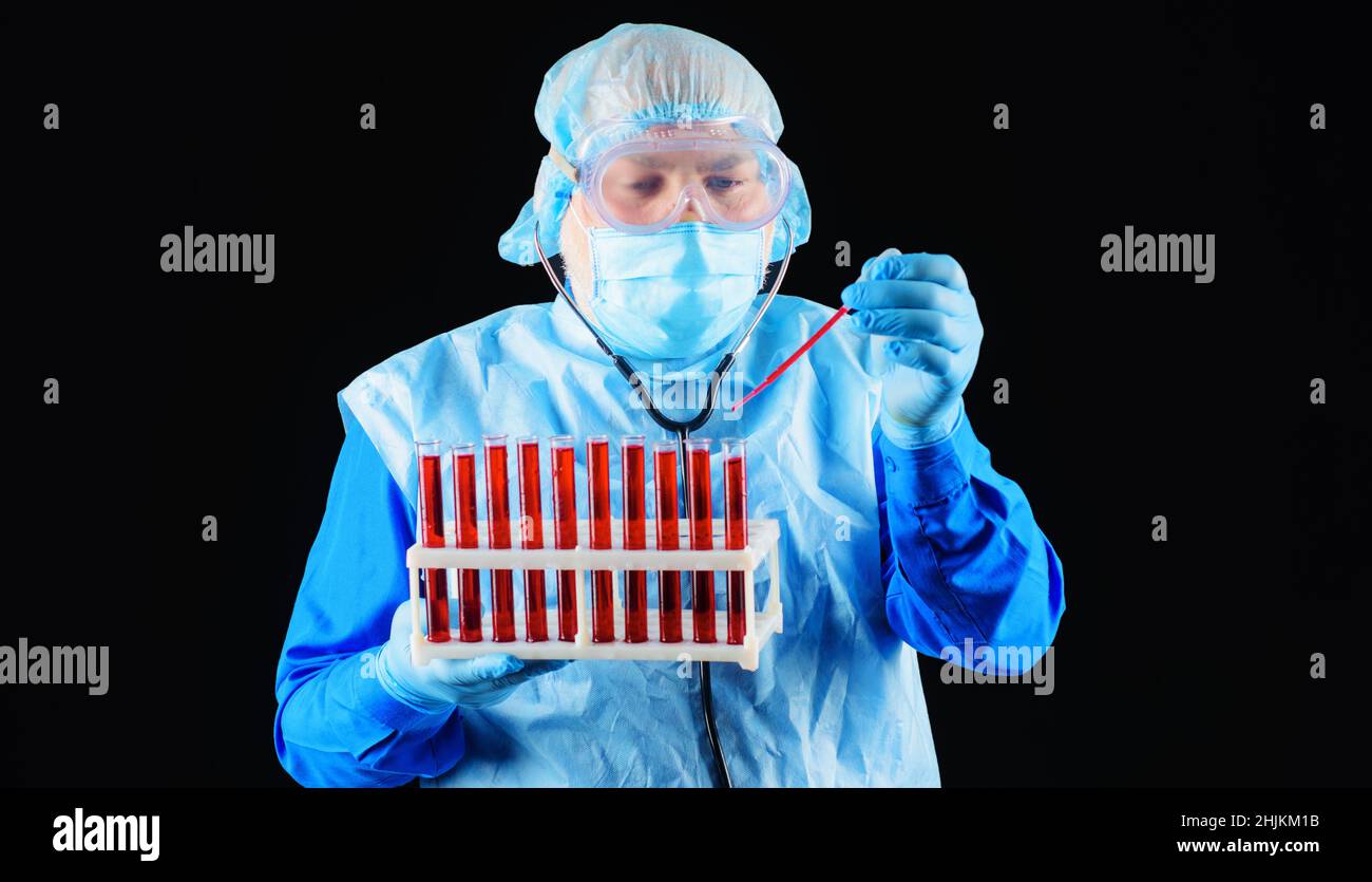 Analisi di laboratorio. Ricerca del sangue. Scienziato fare esame del sangue. Il medico lavora con il campione di sangue. Foto Stock