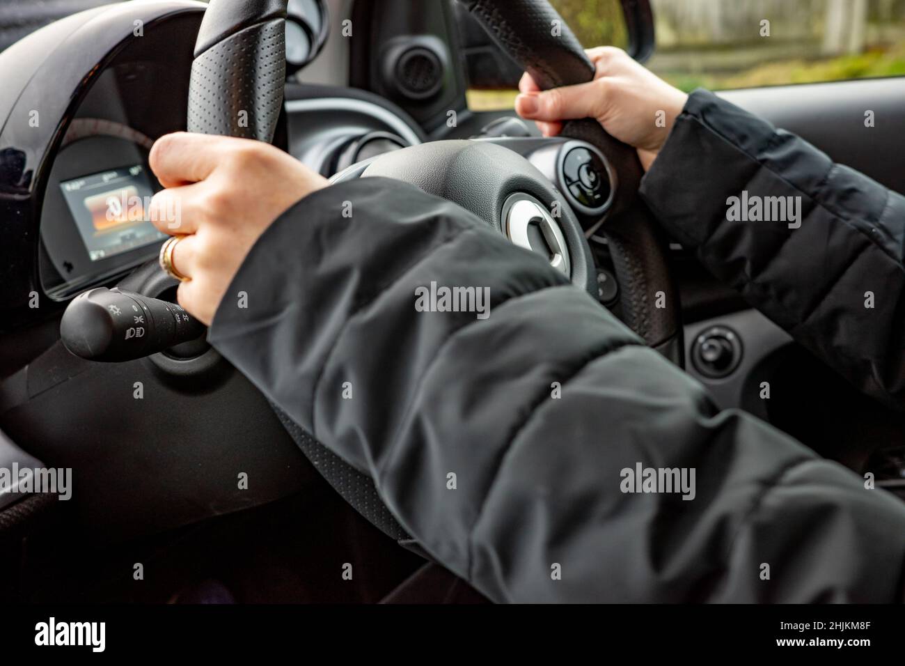 Persone non identificabili che guidano un'auto Foto Stock