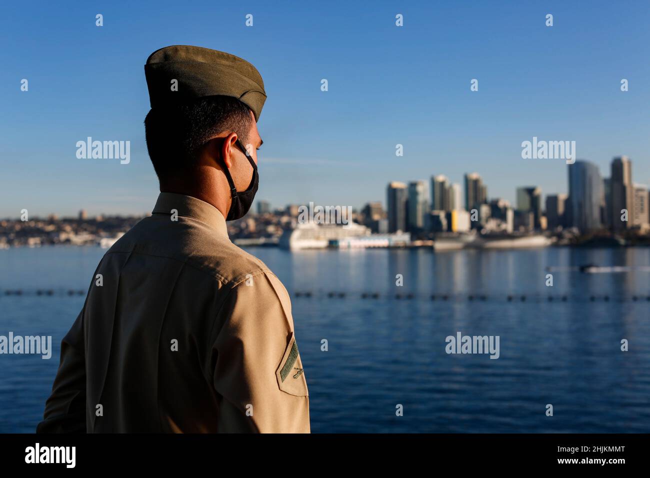 SAN DIEGO (Gen. 3, 2022) Lance CPL. Matthew Price, da Huntington, California, equipaggia le rotaie sul ponte di volo della USS Abraham Lincoln (CVN 72). Il Abraham Lincoln Carrier Strike Group, guidato dal Carrier Strike Group 3, è stato dispiegato da San Diego, gennaio 3, a sostegno delle operazioni di sicurezza marittima globale. Parte integrante della U.S. Pacific Fleet, la U.S. 3rd Fleet gestisce le forze navali nell'Indo-Pacific e fornisce la formazione realistica e pertinente necessaria per svolgere il ruolo della nostra Marina in tutta la gamma di operazioni militari, dalle operazioni di combattimento all'assistenza umanitaria e ai disanni Foto Stock