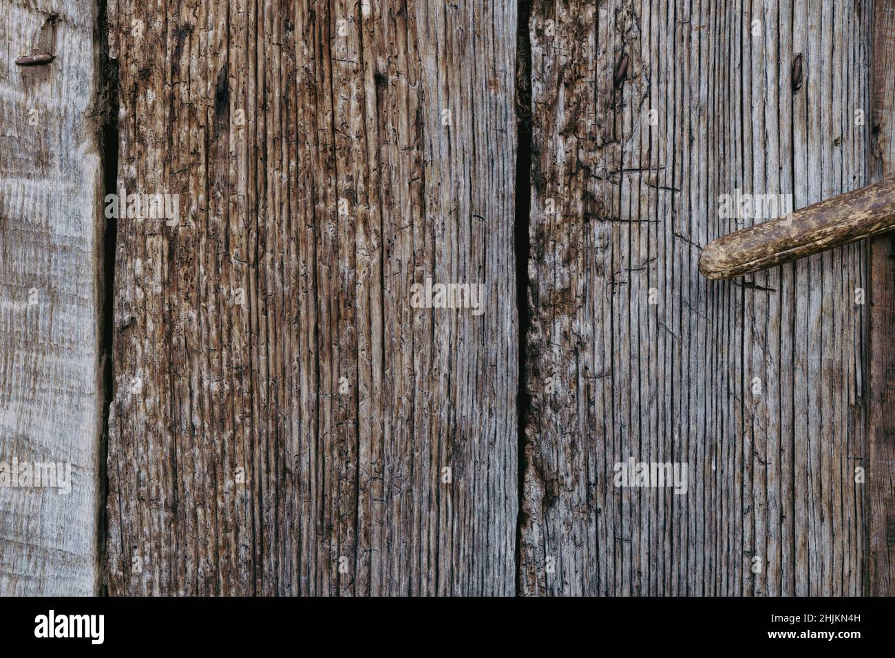 Texture naturale di vecchi assi di legno. Sfondo legno invecchiato con linee verticali. Foto Stock