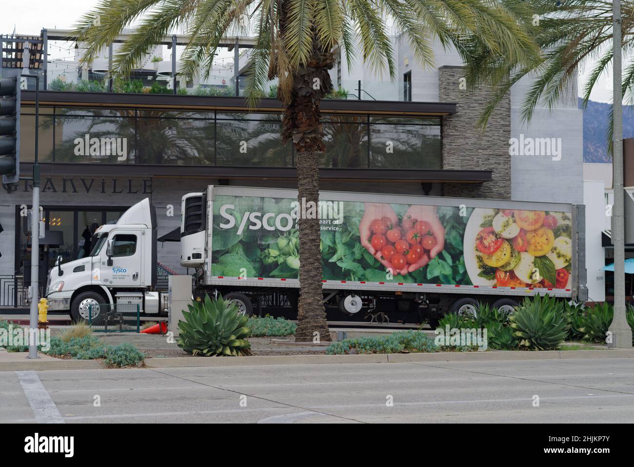 Camion per la consegna di cibo parcheggiato nella città di Pasadena. Foto Stock