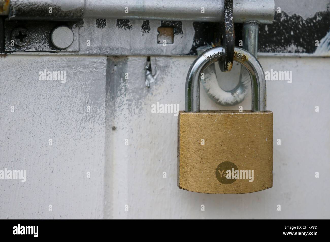 Lucchetto Yale sul bullone della porta capannone. Serratura di sicurezza in ottone metallico. Irlanda Foto Stock