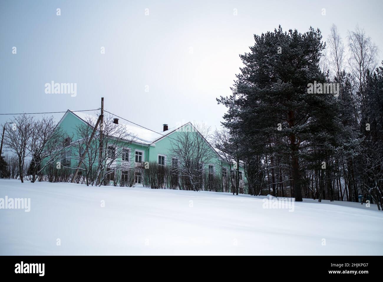 Un edificio di epoca stalinista in un villaggio russo in un inverno nevoso. Foto Stock
