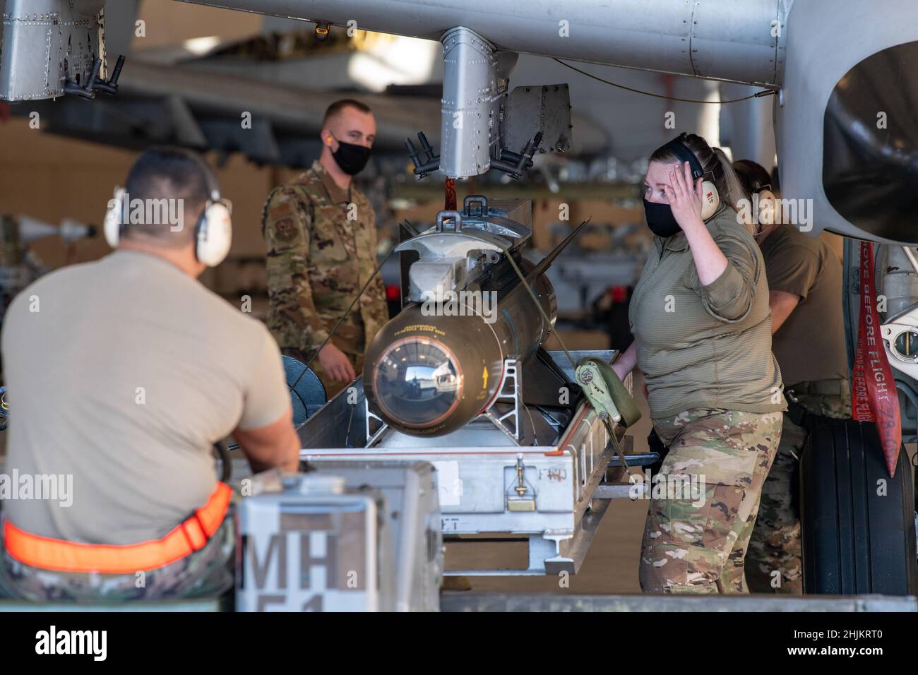 Gli aerei dell'aeronautica degli Stati Uniti assegnati ai 476th Maintenance Squadron caricano le munizioni su un aeromobile A-10C Thunderbolt II durante la competizione di carico di armi del quarto trimestre alla Moody Air Force base, Georgia, 7 gennaio 2022. La competizione di carico trimestrale funge da evento di potenziamento morale e consente agli equipaggi di carico di mostrare e rendere più nitide le loro capacità di armare rapidamente gli aerei A-10C Thunderbolt II. Foto Stock