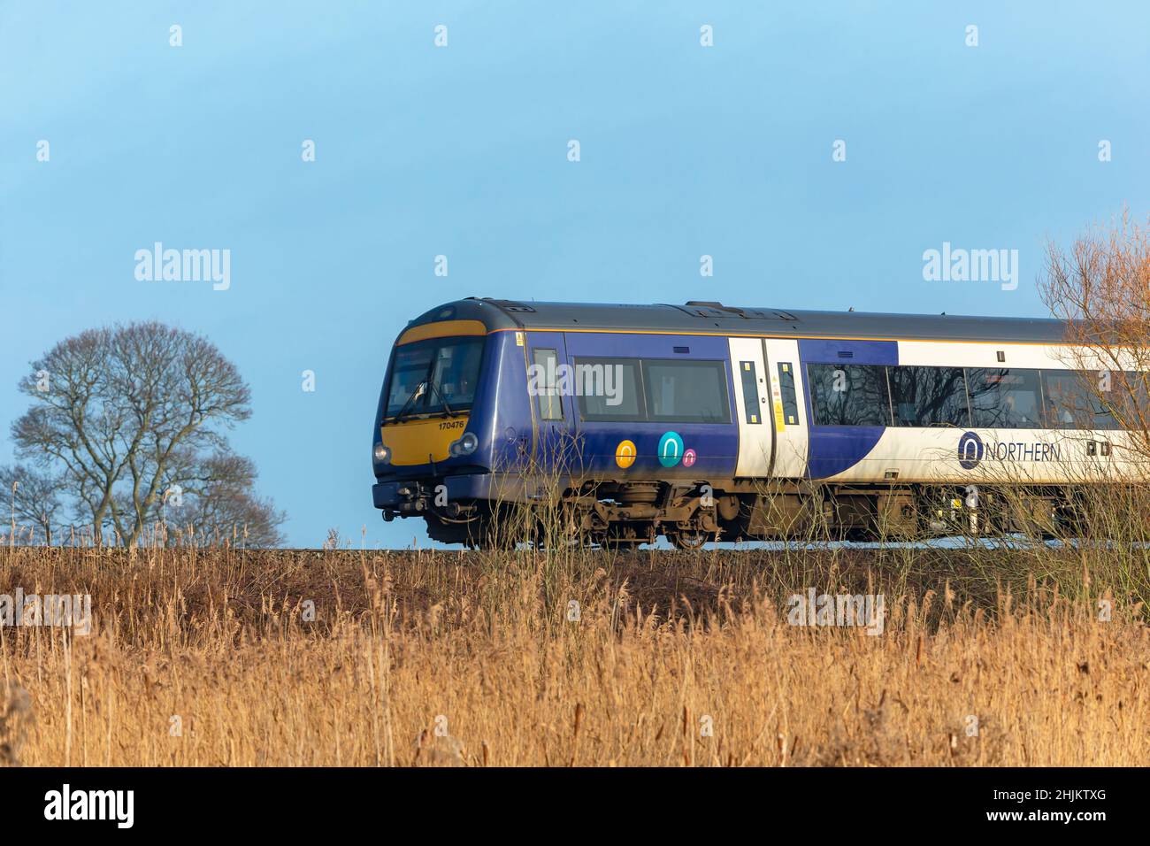 26 Gen 2022, Saltmarshe, Regno Unito, Northern Train partenza dalla stazione di Saltmarshe vicino ad Howden in un viaggio panoramico nell'East Yorkshire, di fronte a sinistra con cielo blu ba Foto Stock
