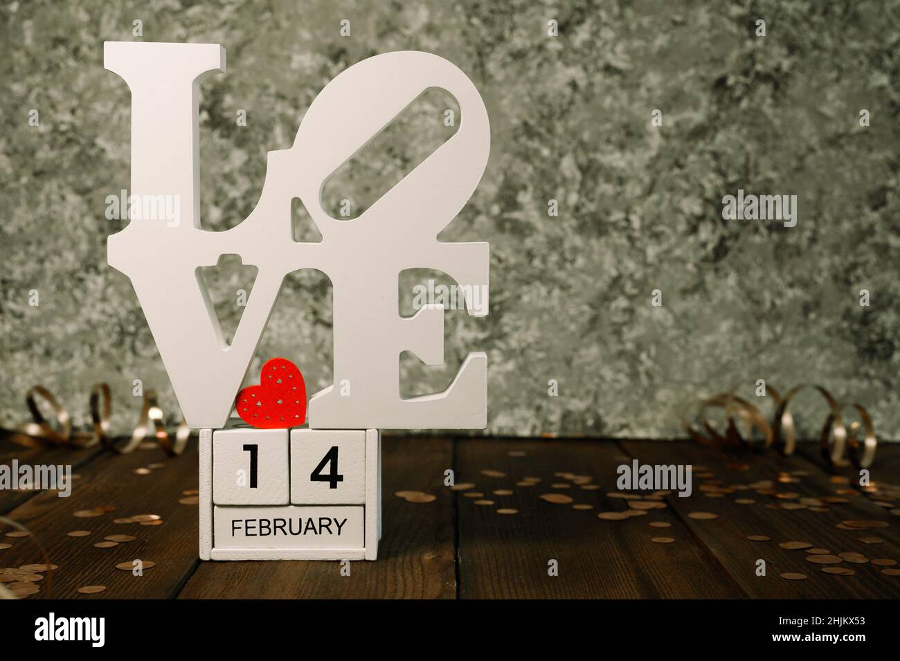 Febbraio 14 su un calendario di legno. Amore di parola in lettere di legno. San Valentino. Foto Stock