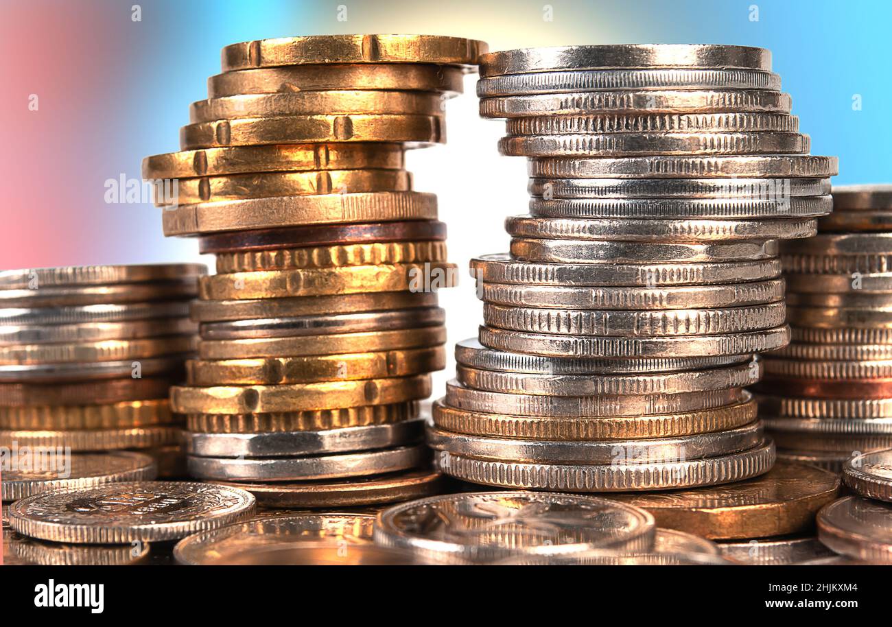 Primo piano sulle monete di paesi diversi. Fondo di concetto finanziario e bancario Foto Stock