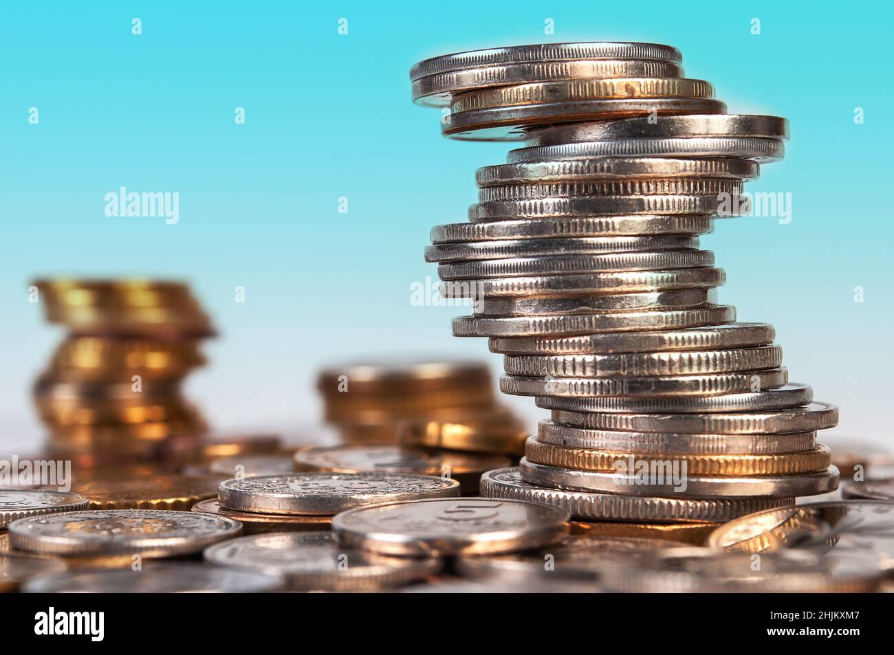 Primo piano sulle monete di paesi diversi. Fondo di concetto finanziario e bancario Foto Stock