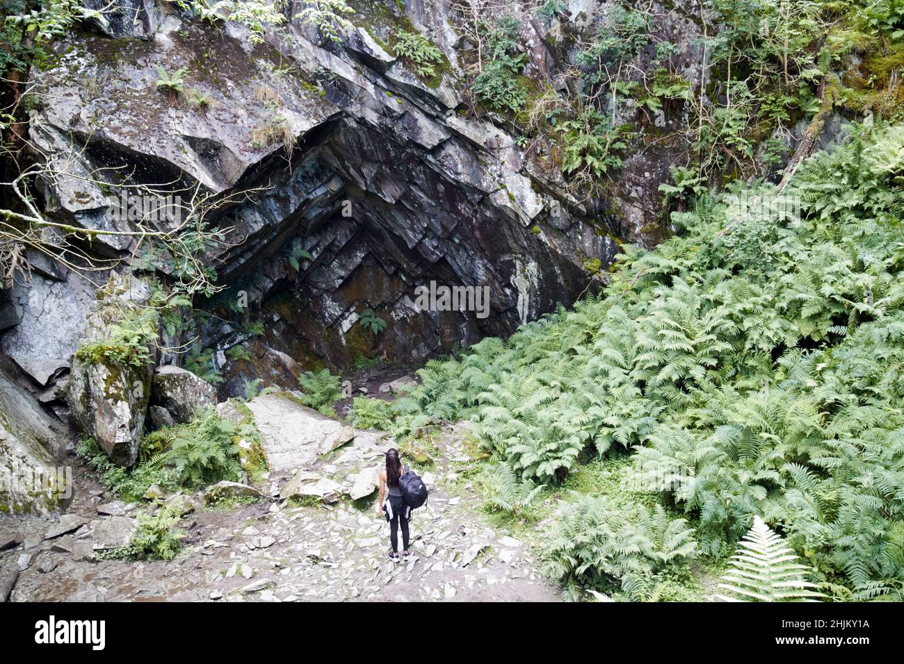 single woman tourst visitando grotte secche rydal ex miniera di ardesia rydal lake district, cumbria, inghilterra, regno unito Foto Stock