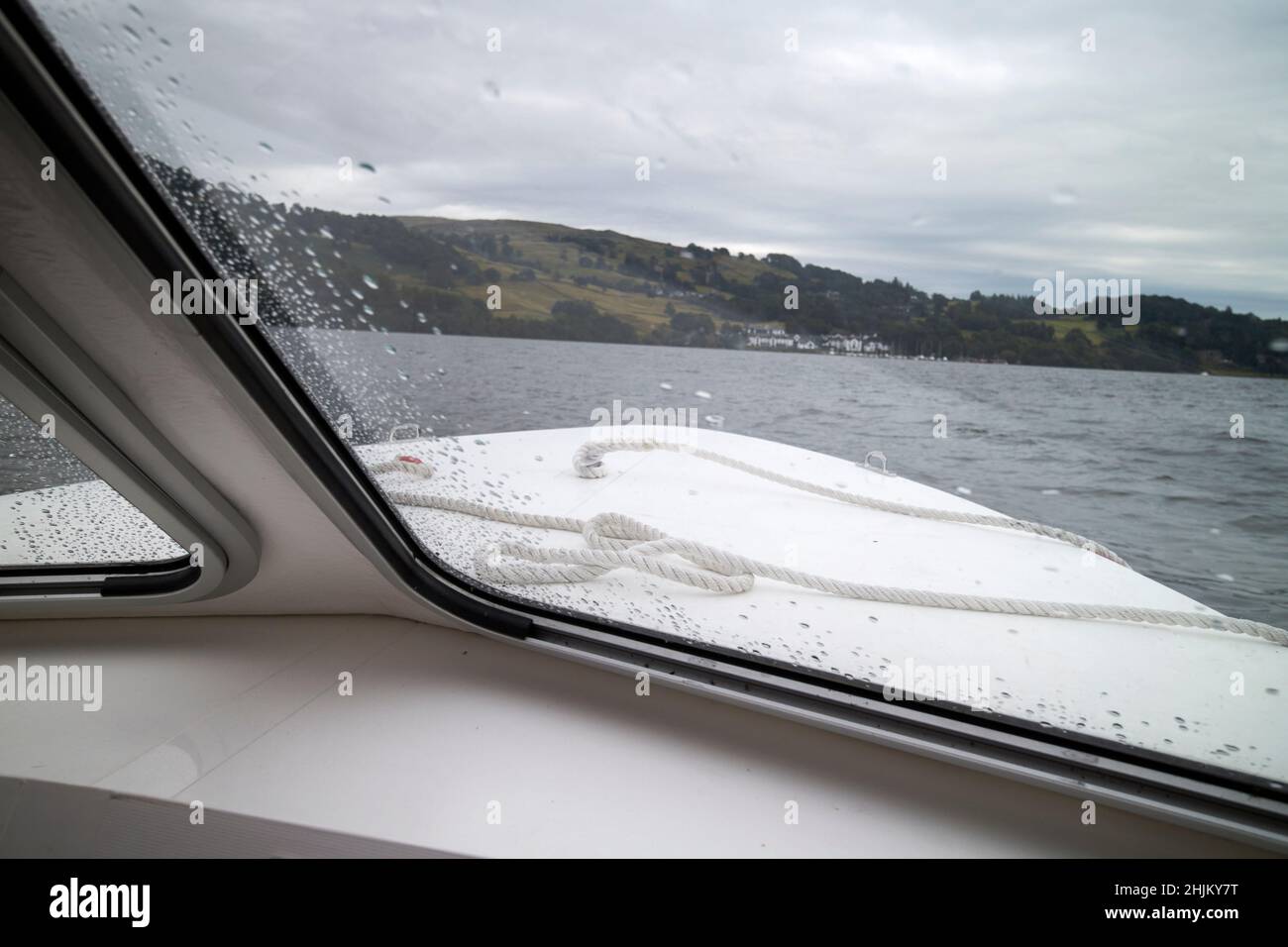 guardando attraverso la finestra su una piccola barca sul lago windermere lake district, cumbria, inghilterra, regno unito Foto Stock