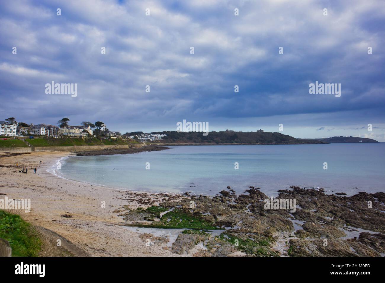 Falmouth Beach nel mese di gennaio con le tempestose Skys che rendono il mare turchese, bella città sulla costa della Cornovaglia Foto Stock