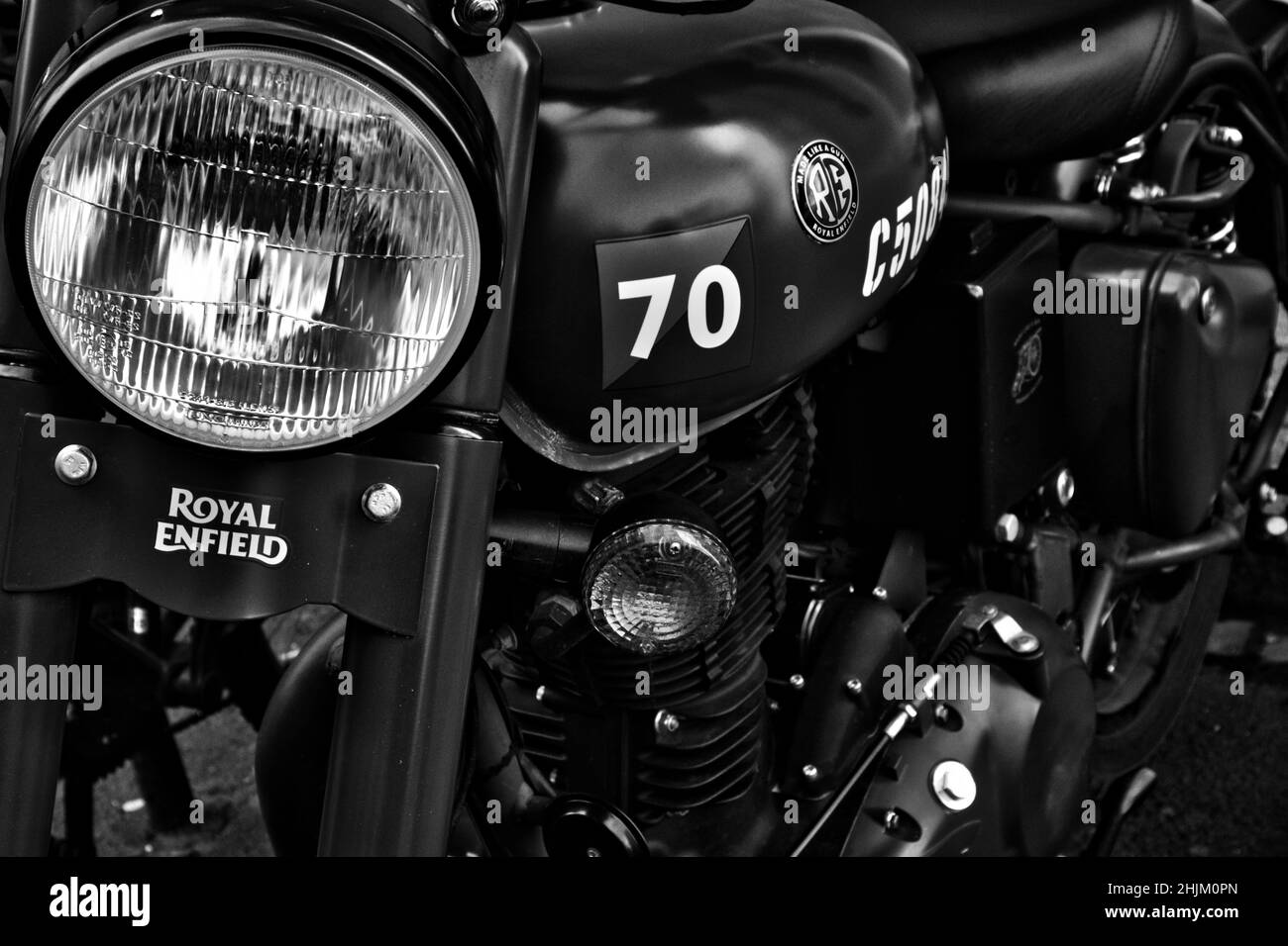 Vecchia moto reale enfield, avvistata su una passeggiata di cui ho appena dovuto scattare una foto di questa moto classica Foto Stock