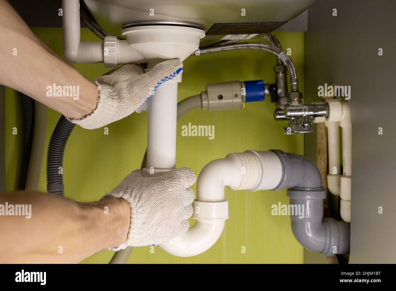 tubi di scarico sotto il lavandino nel mobile della cucina. Foto di alta  qualità Foto stock - Alamy