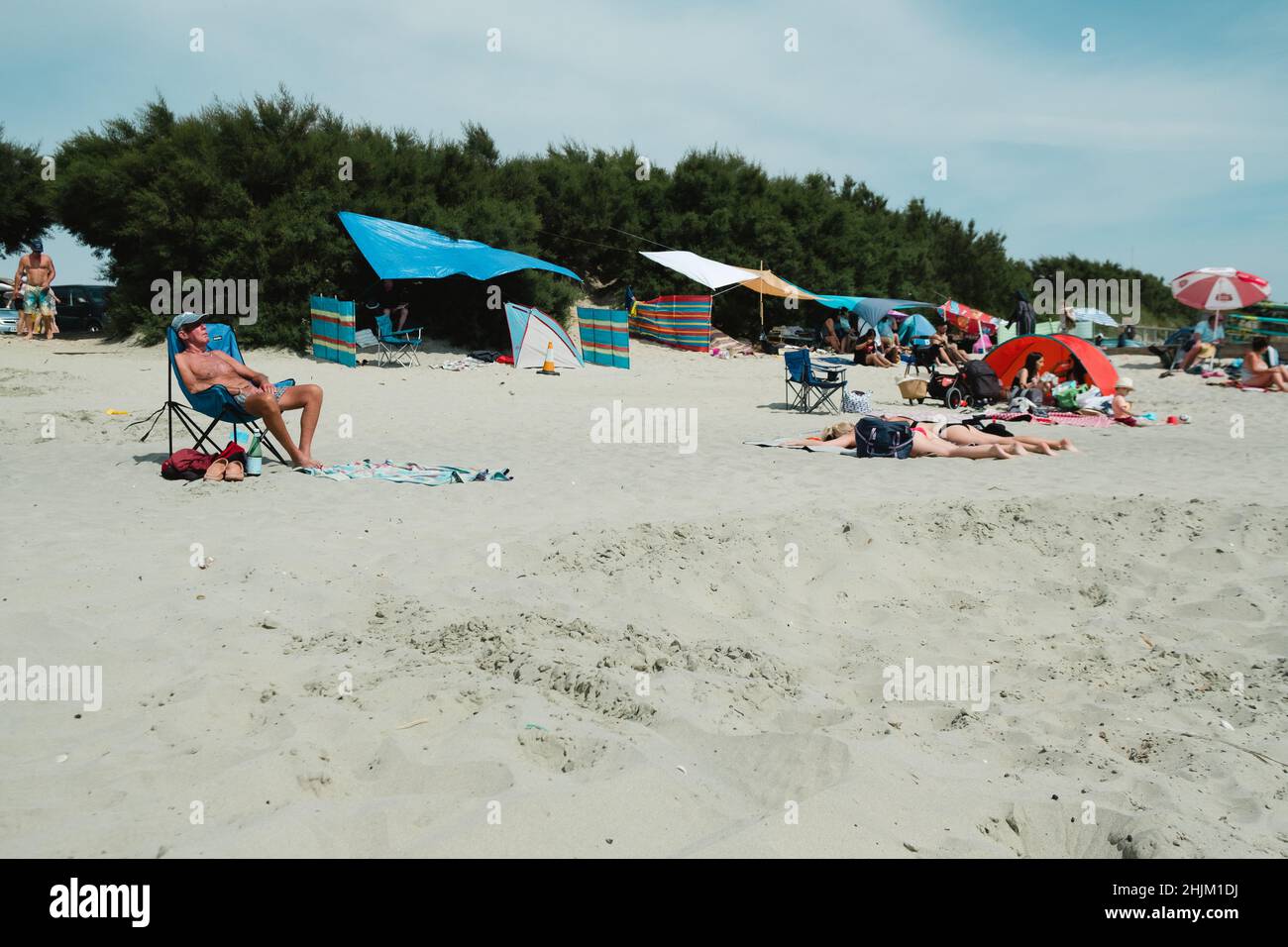 I vacanzieri si rilassano sulla spiaggia di Wer Sussex, Inghilterra, giorno d'estate. Foto Stock