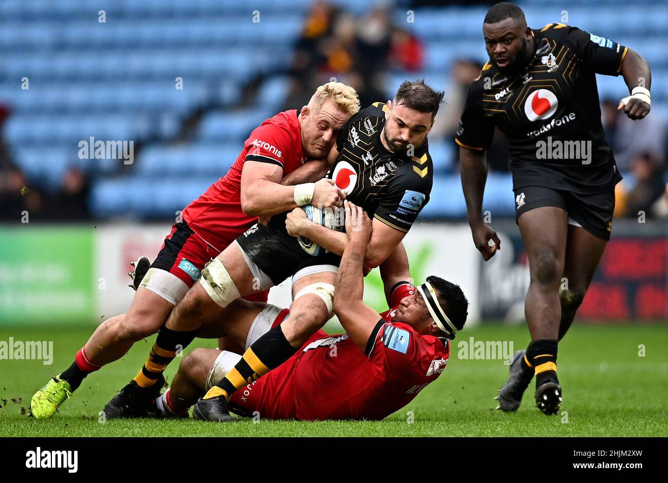 Coventry, Regno Unito. 30th Jan 2022. Premiership Rugby. Wasps V Saracens. Coventry Building Society Arena. Coventry. Elliott Stooke (Wasps) è affrontato da Vincent Koch (Saracens, a sinistra) e Mako Vunipola (Saracens). Credit: Sport in immagini/Alamy Live News Foto Stock