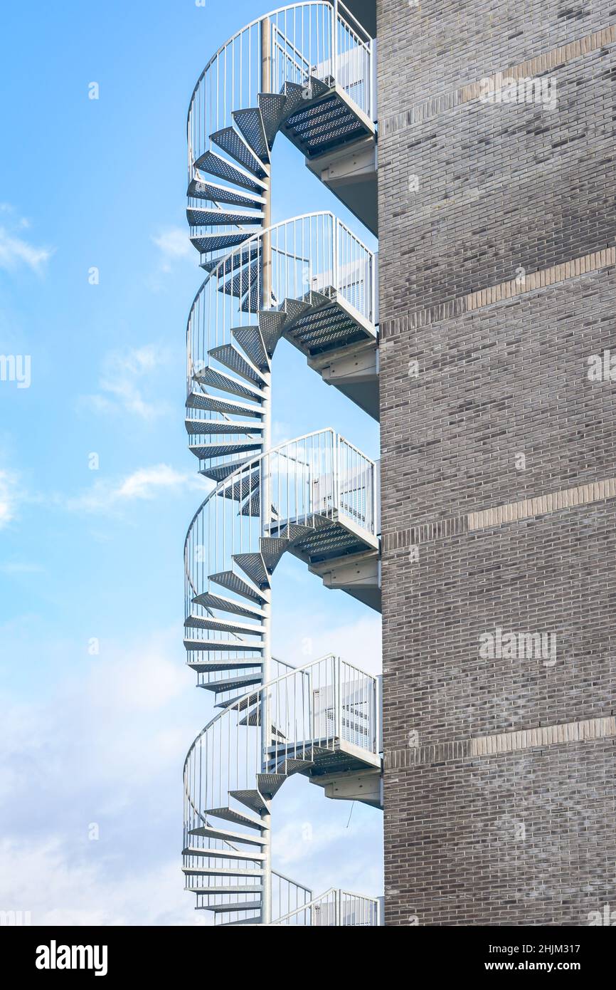 Scala a chiocciola sul bordo di un edificio di appartamenti Foto Stock