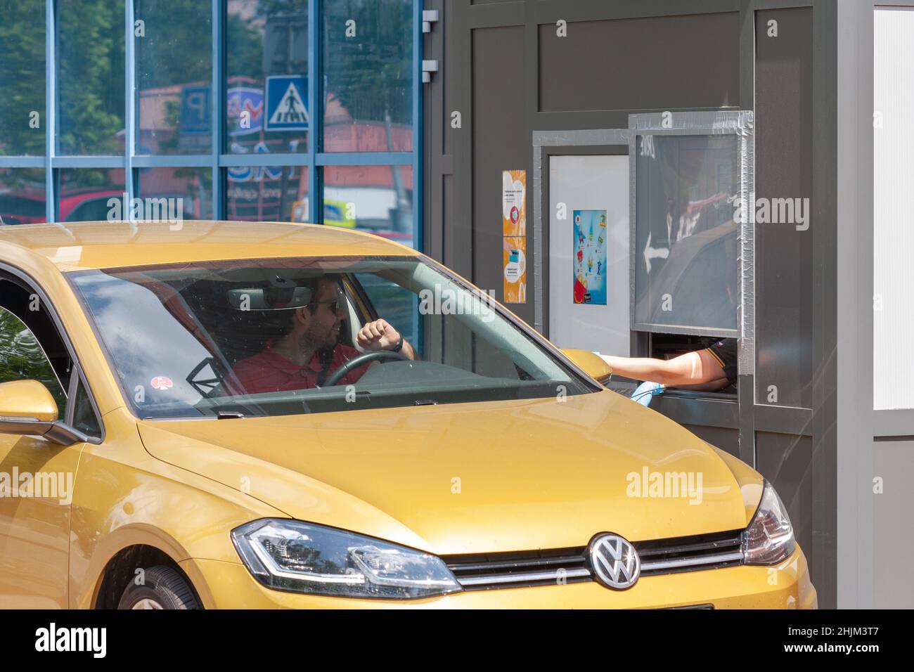 OSTRAVA, REPUBBLICA CECA-15 GIUGNO 2020: Uomo in auto acquistare cibo nel ristorante McDonald's il 15,2020 giugno nel centro commerciale Futurum a Ostrava in CZE Foto Stock