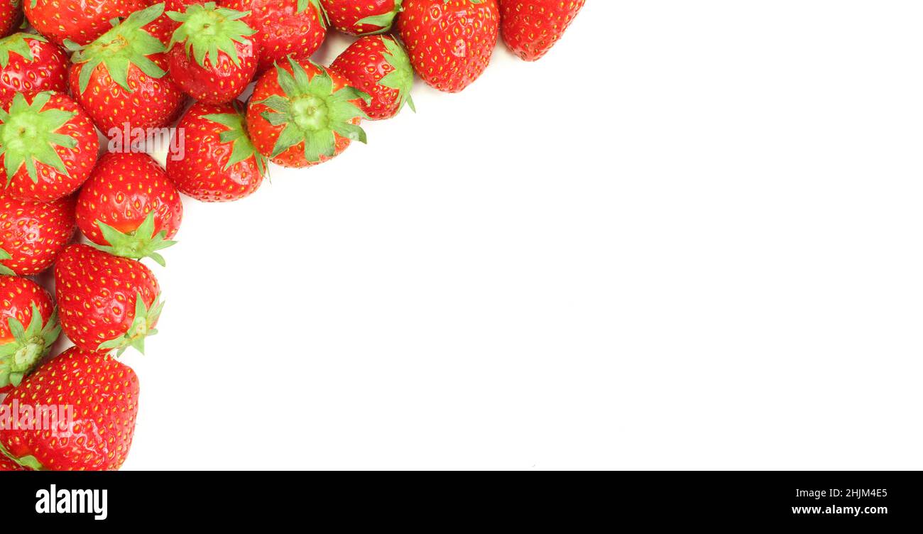Gruppo di fragole isolate su fondo bianco. Modello mockup Foto Stock