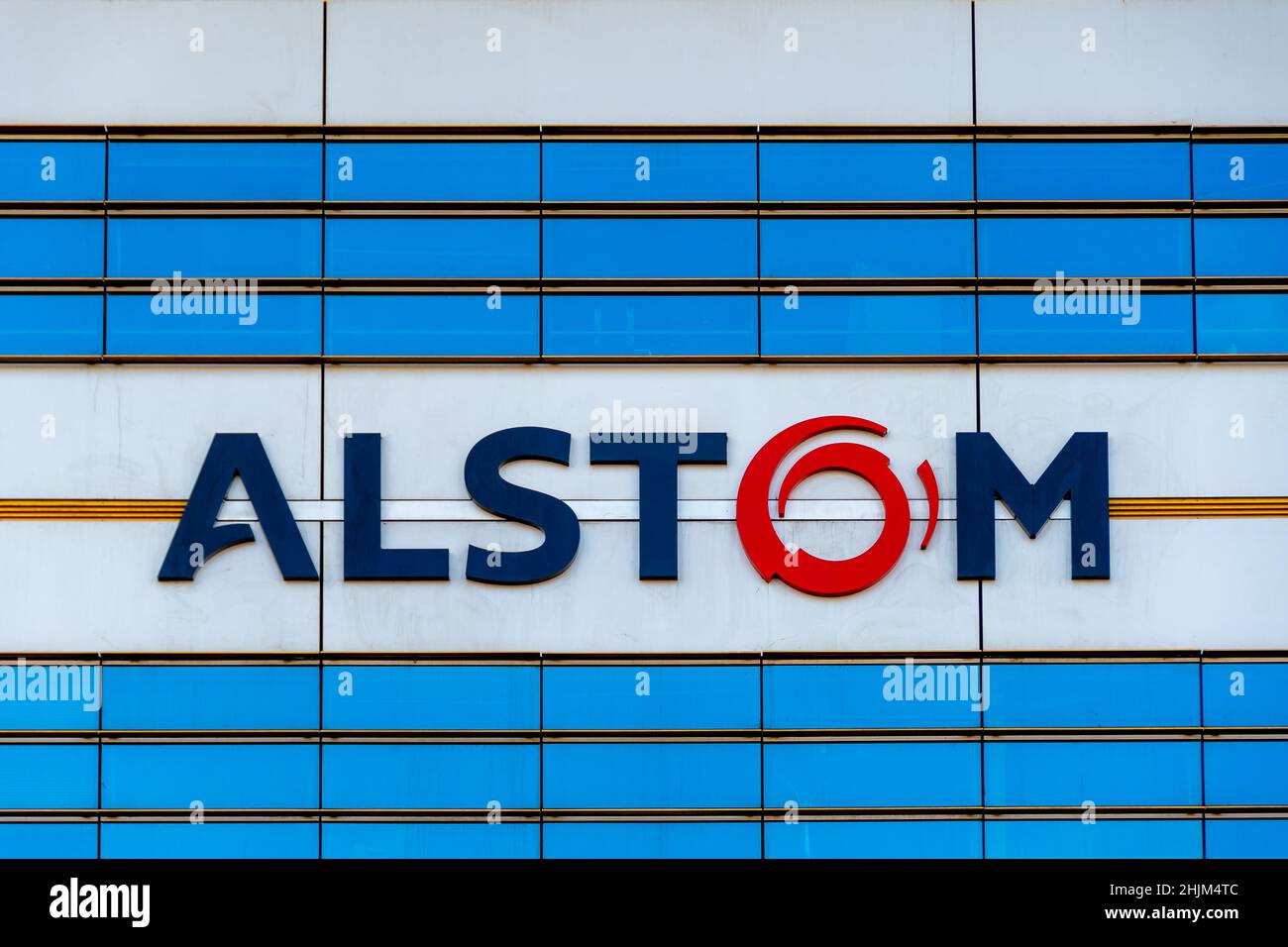 Logo sulla sede di Alstom, una multinazionale francese specializzata principalmente nel trasporto ferroviario (treno, tram e metropolitana) Foto Stock