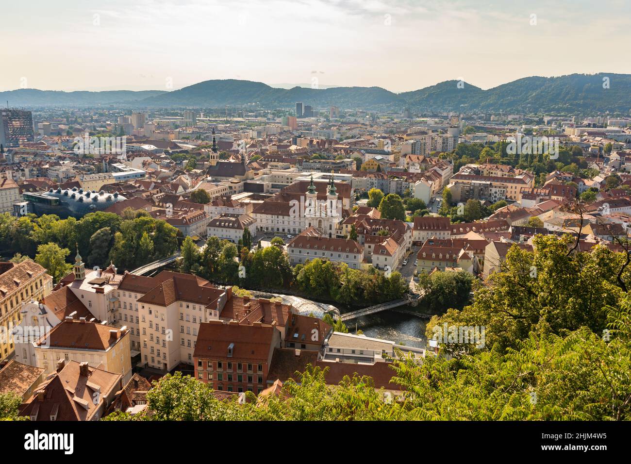 Graz, Austria - 26 settembre 2021:veduta aerea del paesaggio urbano di Graz in Austria Foto Stock