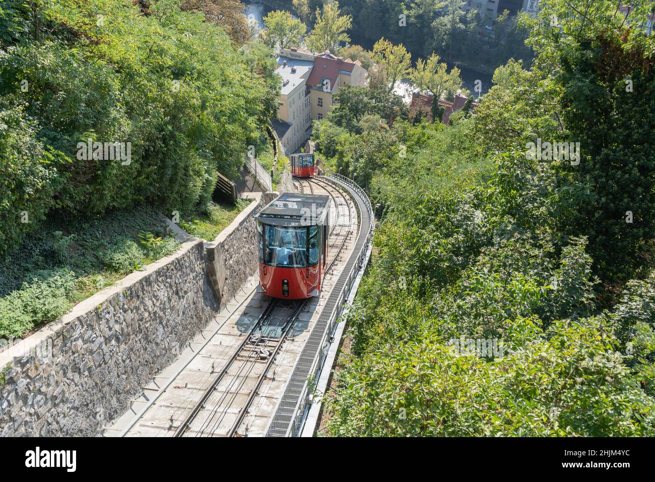 Graz, Austria - 26 settembre 2021: Vista della funicolare che sale al famoso schlossberg, con torre dell'orologio. Destinazione di viaggio in Austria Foto Stock